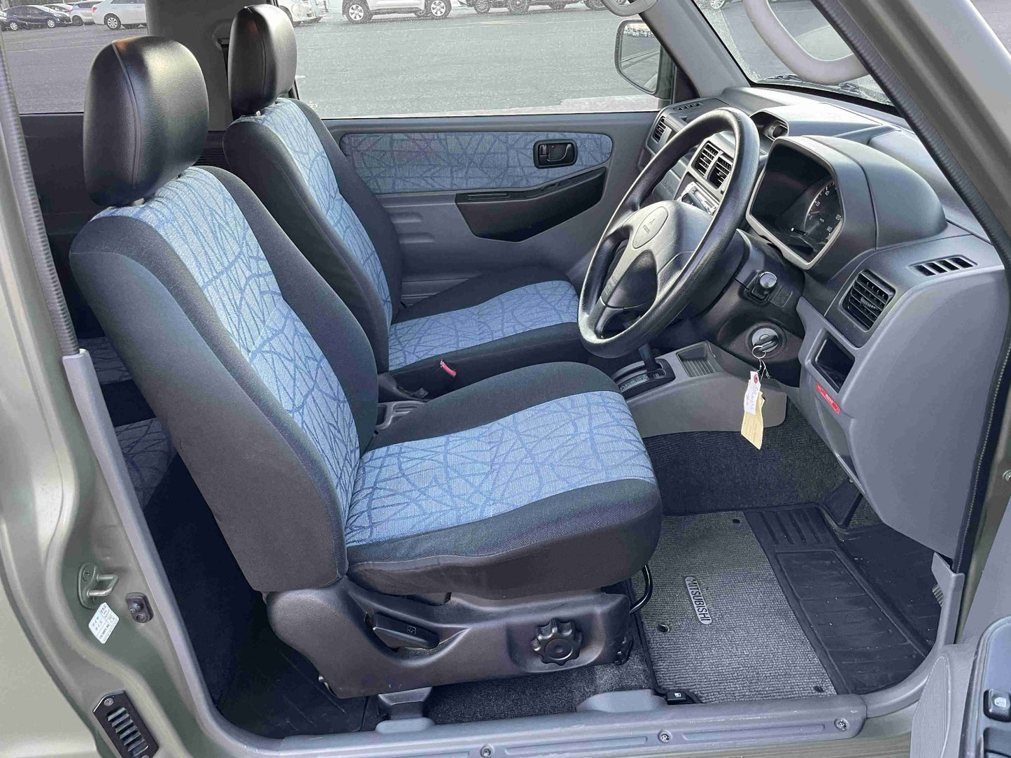 2000 Mitsubishi Pajero, 2WD + AC